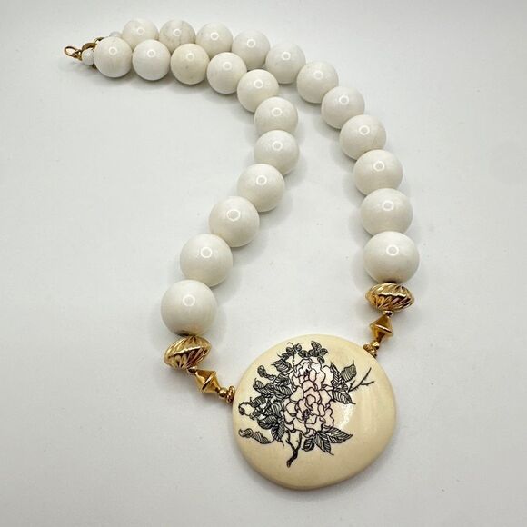 17" Ceramic beaded and Scrimshaw-style pendant vintage necklace! - Picture 5 of 16